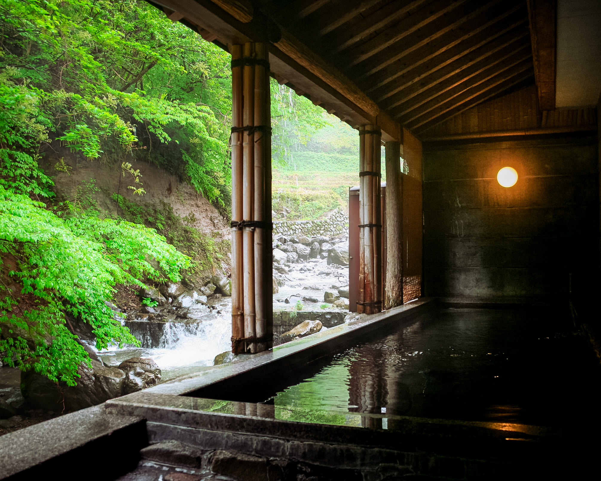 川のせせらぎを望む露天風呂