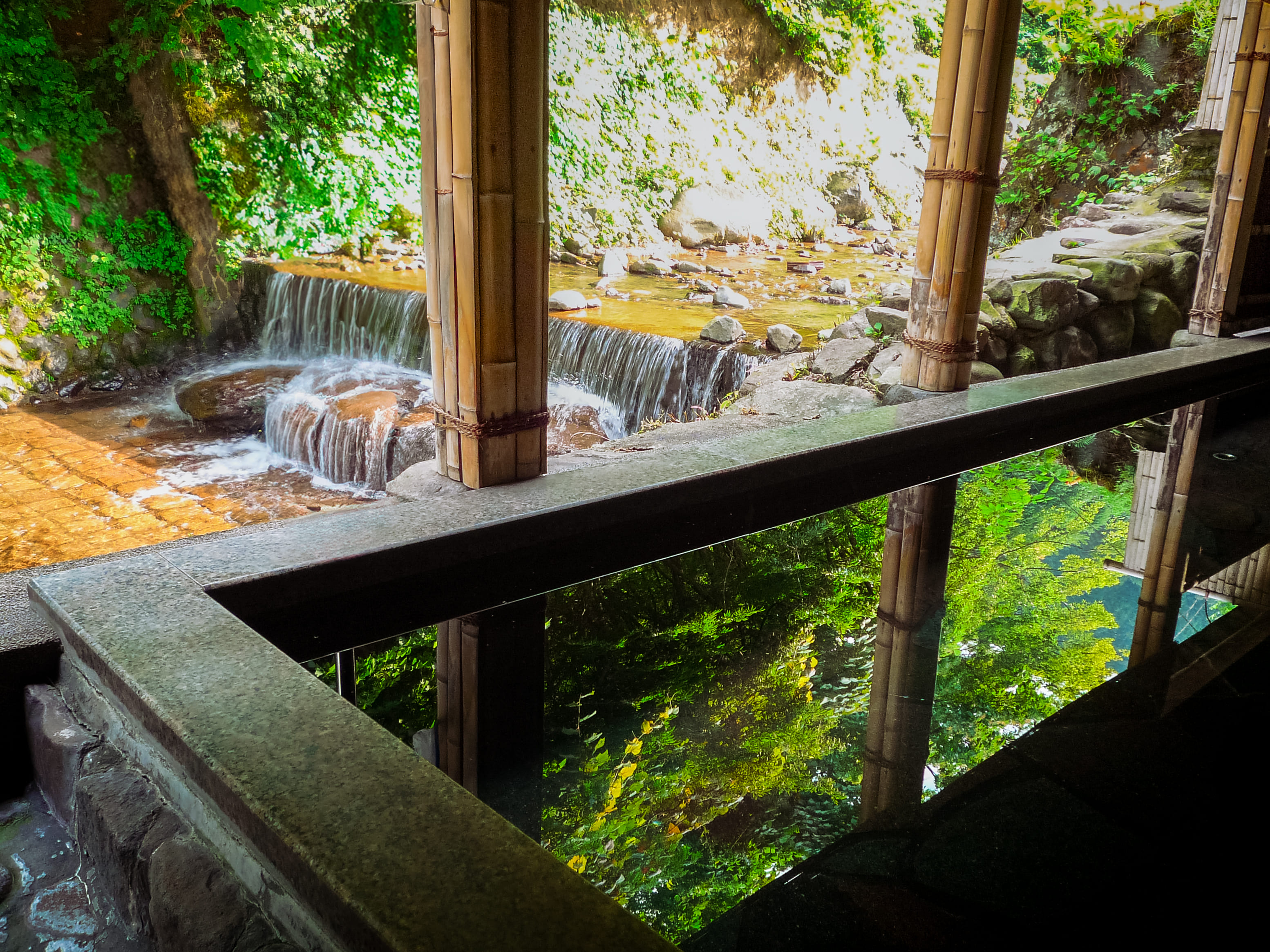 川のせせらぎを望む露天風呂