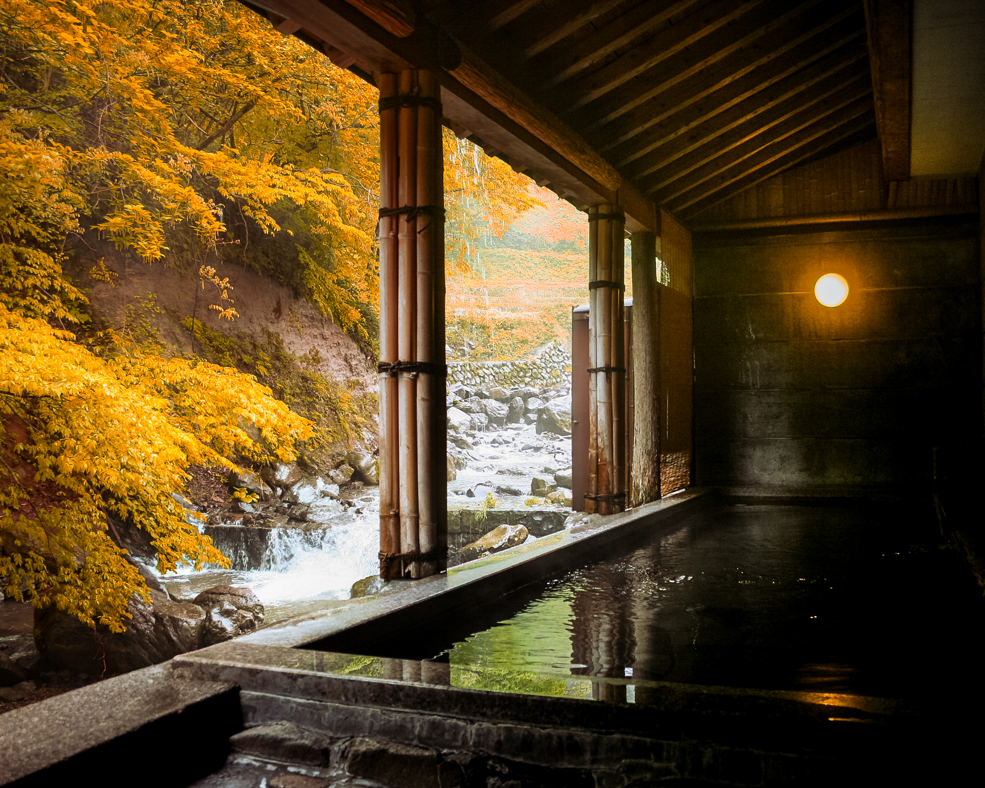川のせせらぎを望む露天風呂