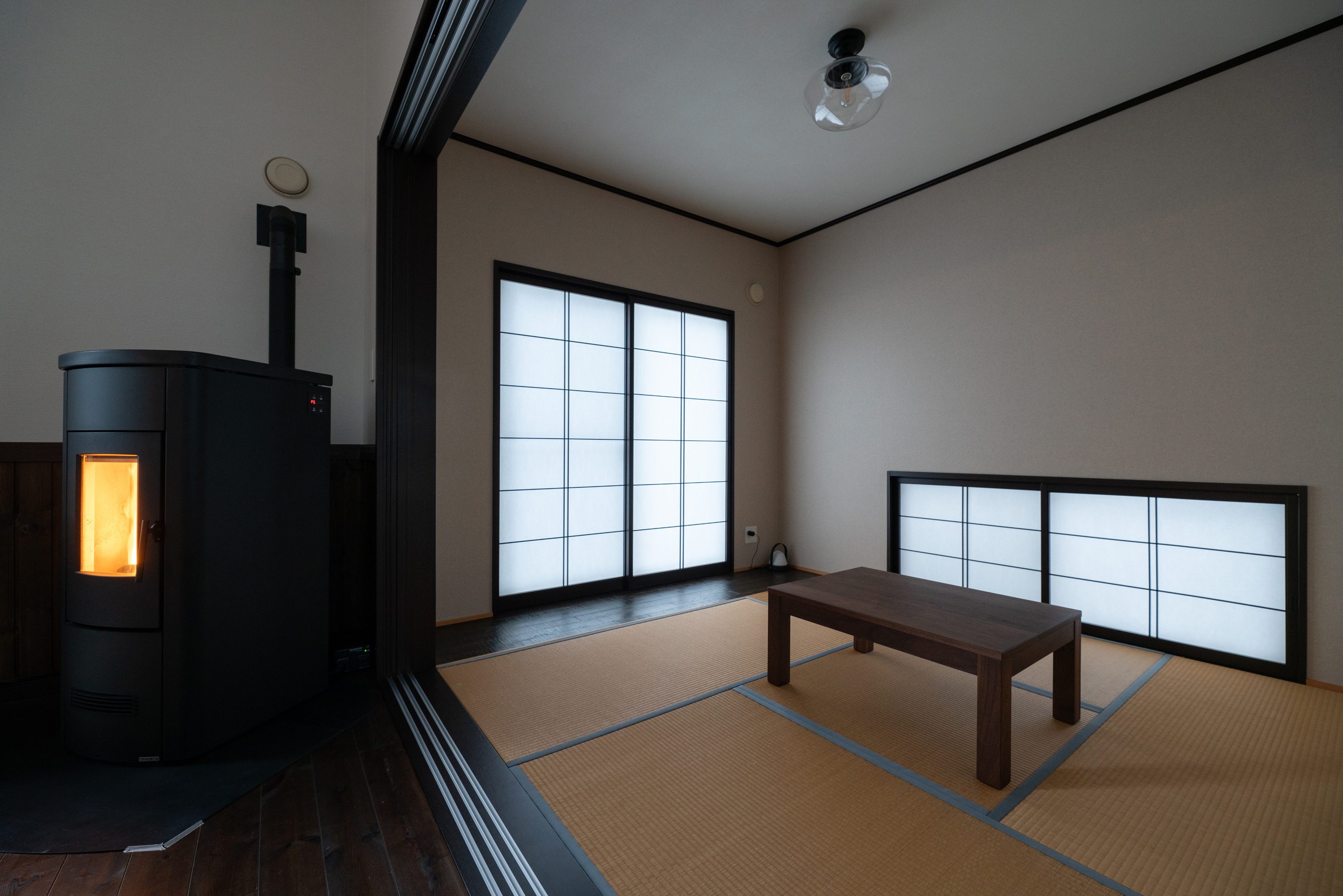 畳のお部屋もあります。布団を２組敷くこともできます