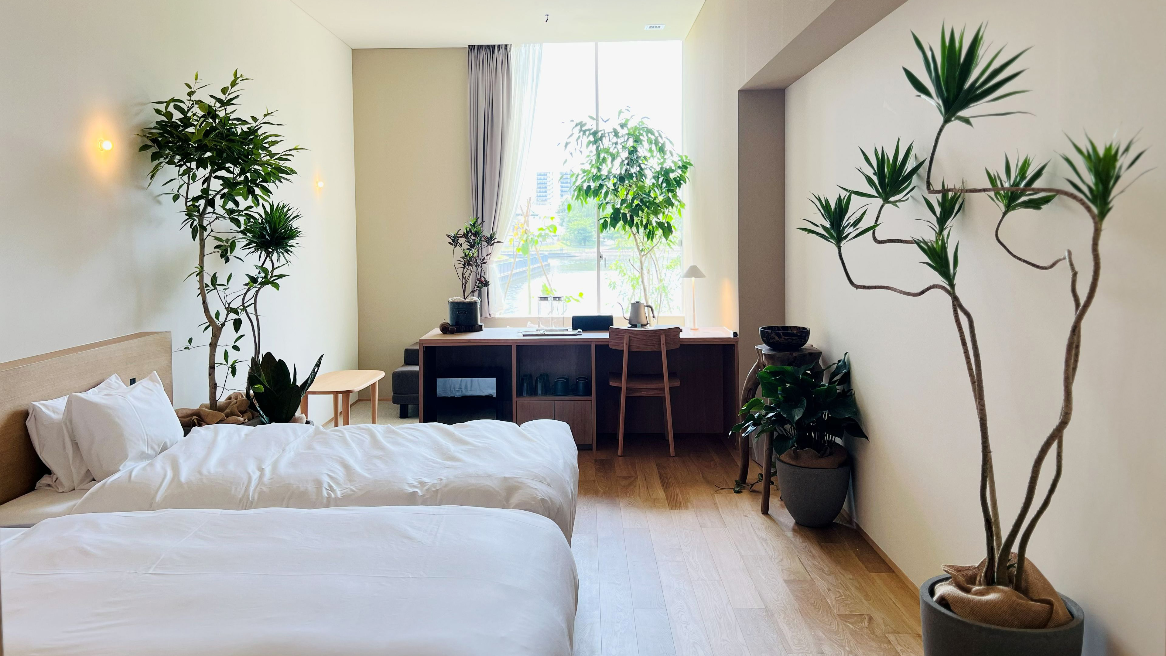 グリーン＆インテリアショップ&ldquo;garage&rdquo;がプロデュースした＜garage room＞です。植物との暮らしをトータルに提案し、全国に店舗展開するgarageのイメージを色濃く反映した客室です。 室内は、観葉植物やインダストリアルな小物に溢れたこだわりの空間。植物と暮らす心地よさをまるまる体験でき、日常から離れて心も体も静かに解きほぐされる特別な時間をお届けします。  ※写真はイメージで、時期によりディスプレイが異なります。 
