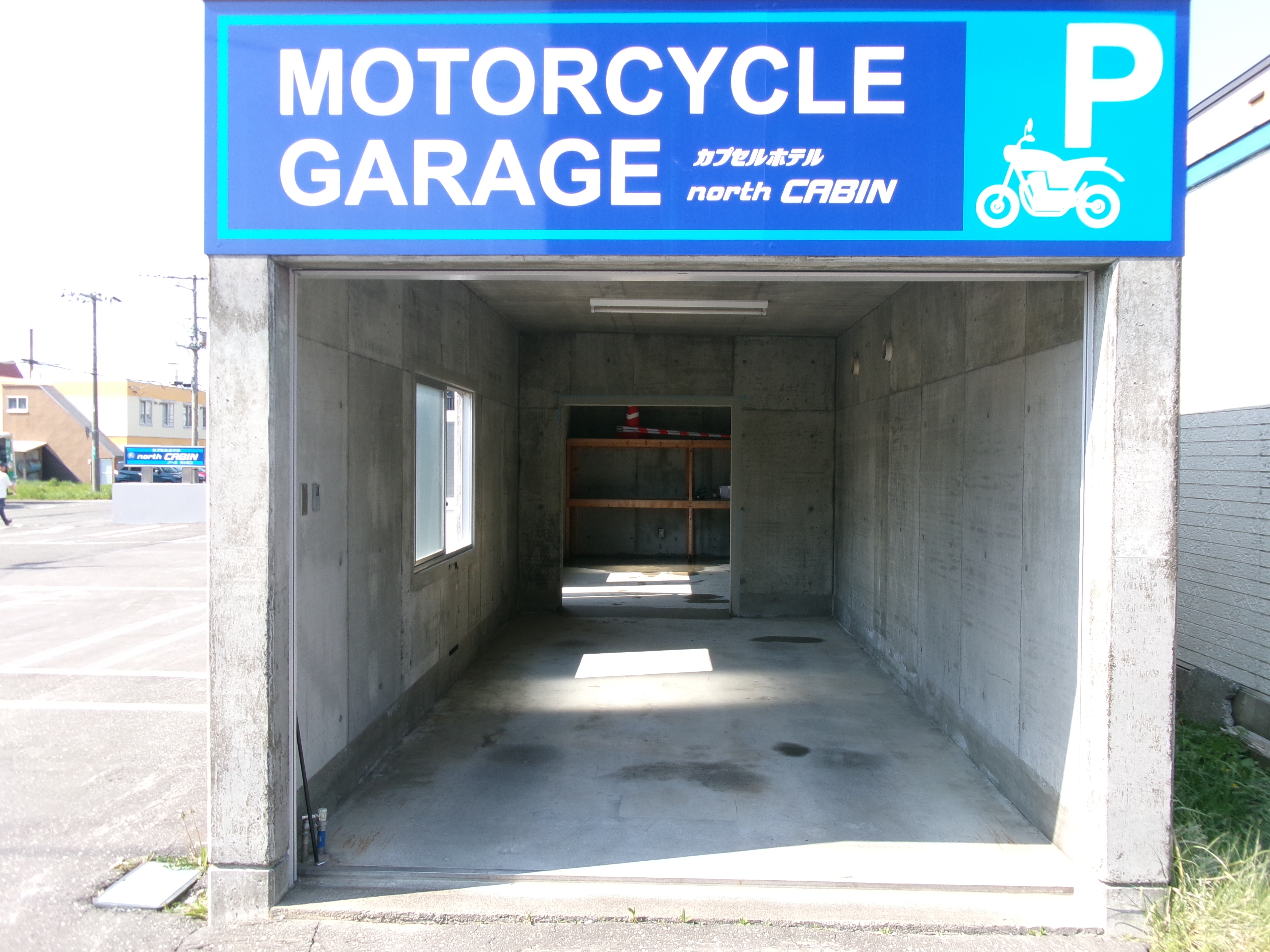 二輪車用ガレージ内部です。約１５台収容。コンプレッサー、工具、電源完備でメンテナンスOK