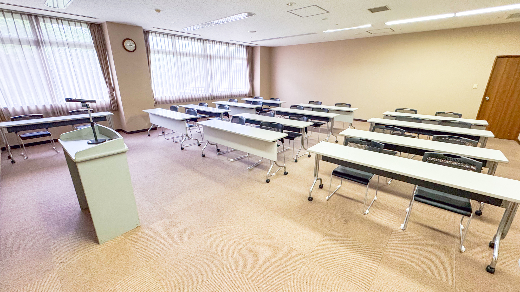 【多目的ルーム（半面）】会議等にご利用いただけます。※要予約