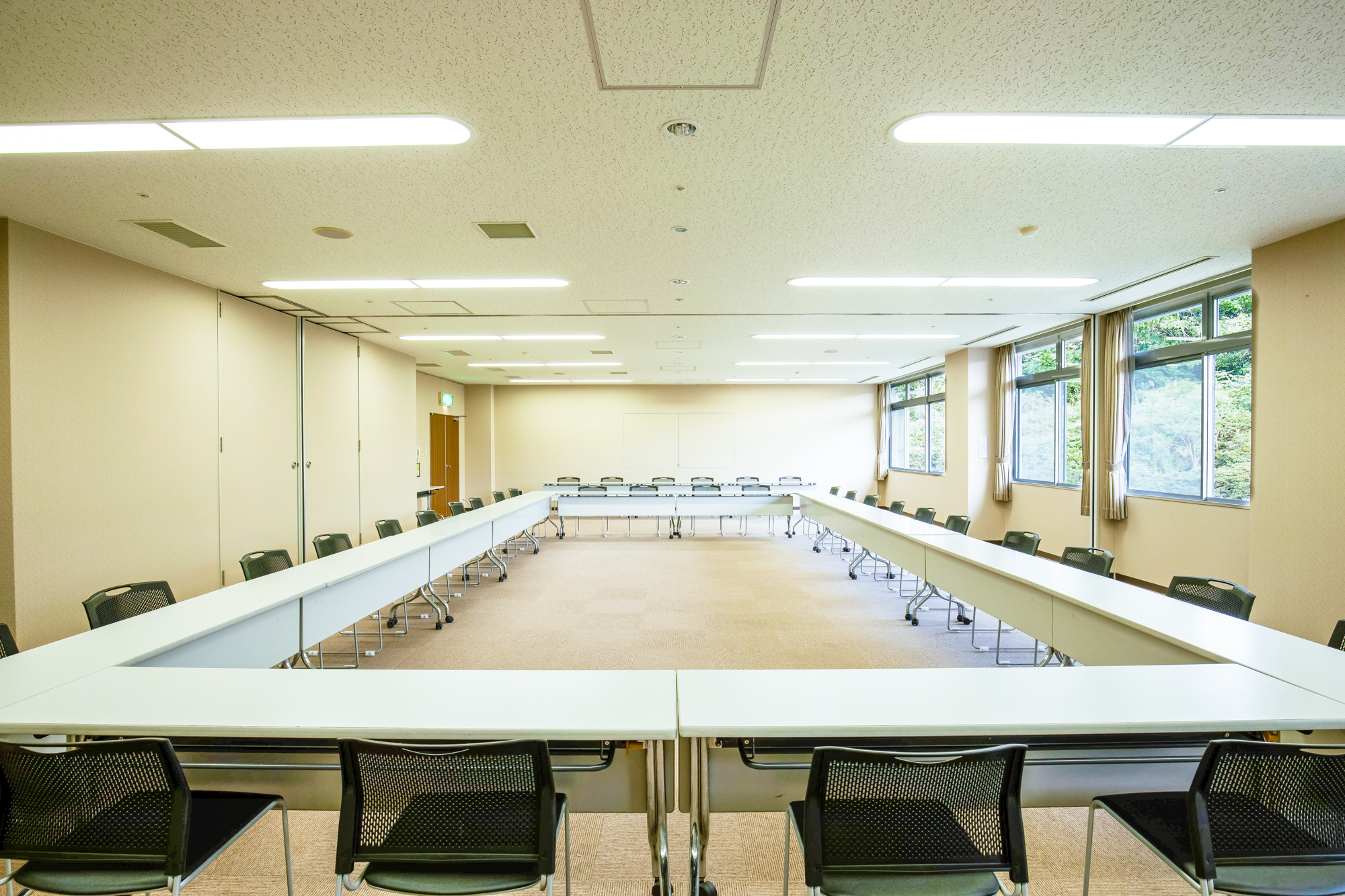 【多目的ルーム（会議室）】会議等にご利用いただけます。※要予約