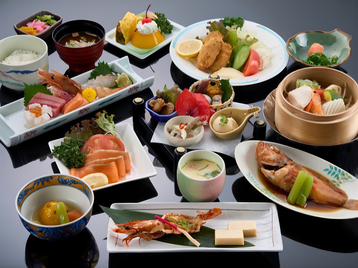 【夕食】腕振るう料理長の四季会席。贅沢な味わいと季節感溢れる料理をご堪能ください！