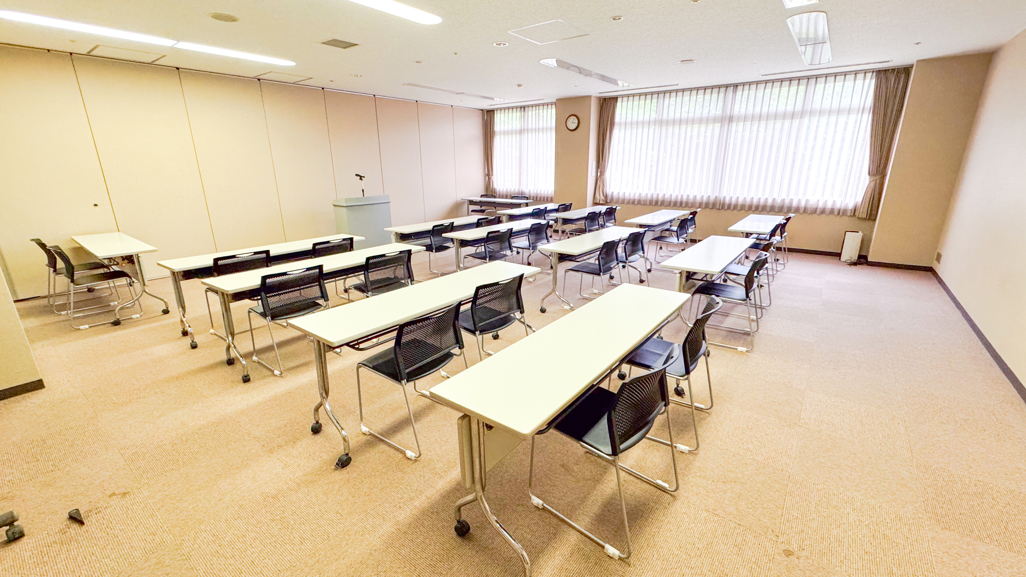 【多目的ルーム（半面）】会議等にご利用いただけます。※要予約
