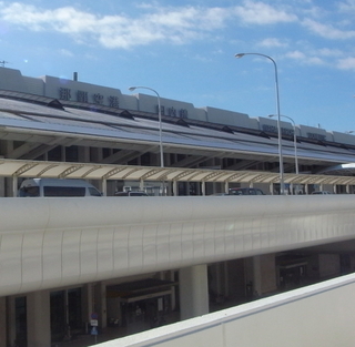 那覇空港から車で約15分です。