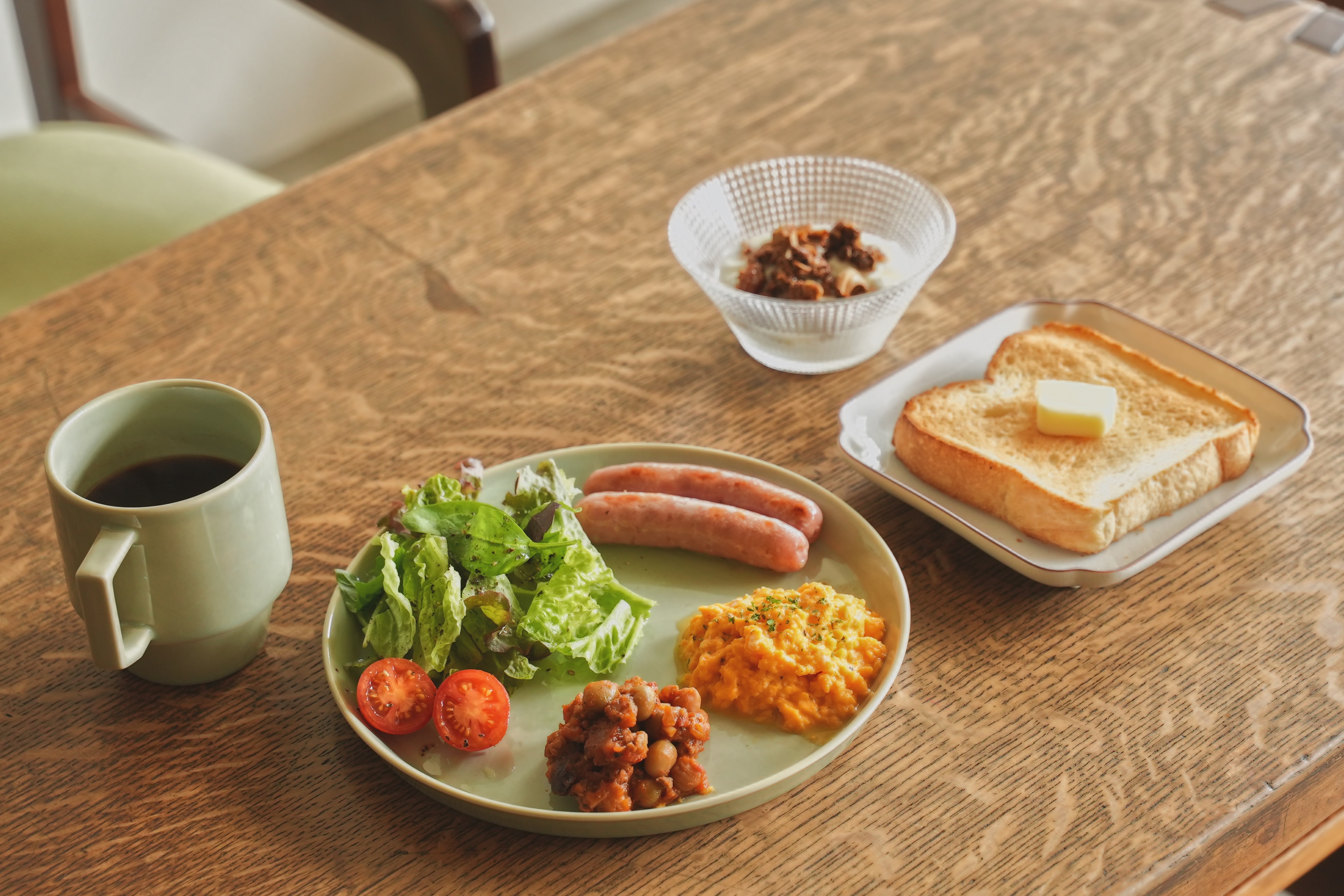 【朝食】手作りのモーニングプレートを併設のカフェバーでお楽しみいただけます。