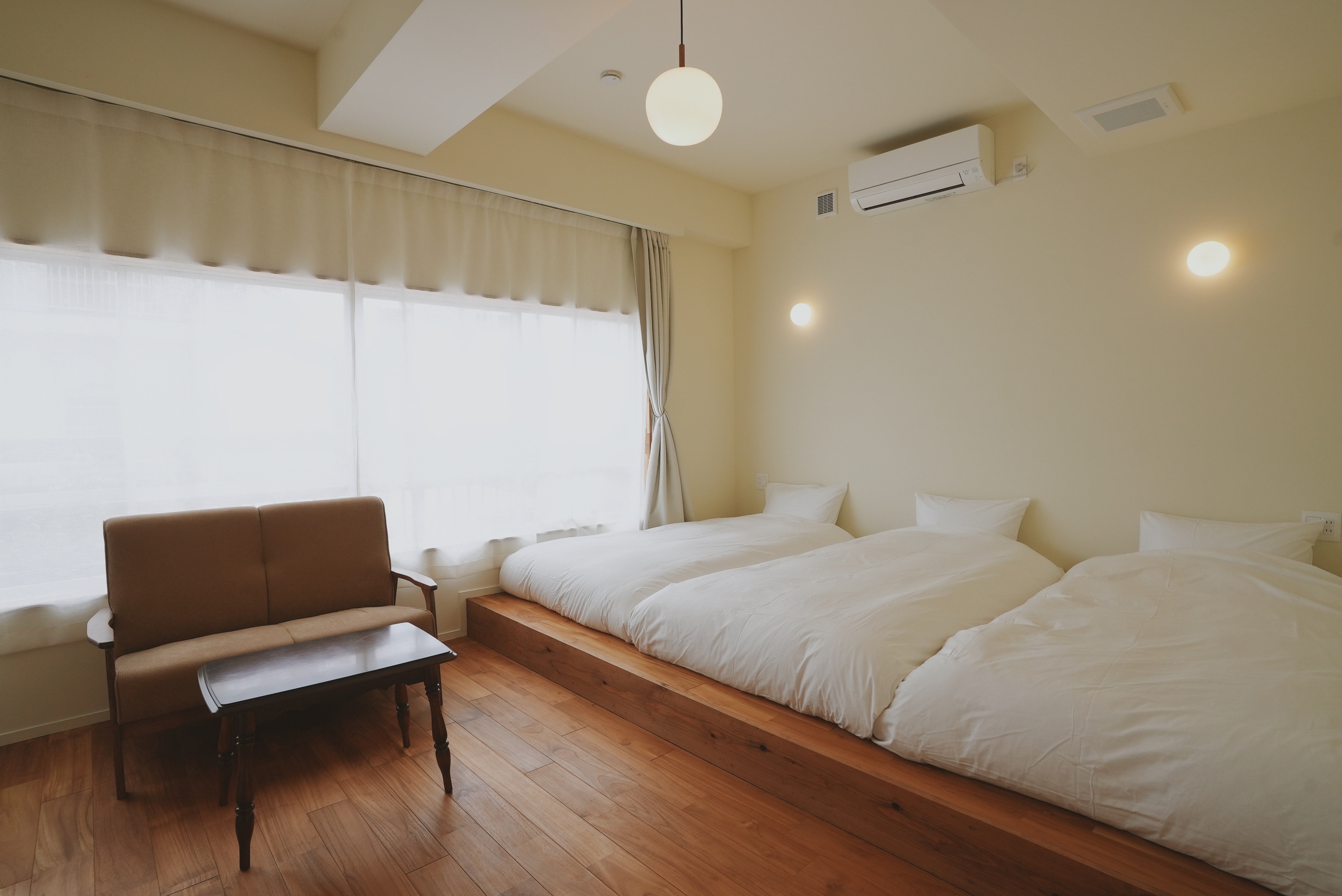 小上がりにマットレスを配置した開放的でくつろげるお部屋です。 大きな窓から朝の光がやさしく差し込み、宮崎らしい穏やかな一日がはじまります。