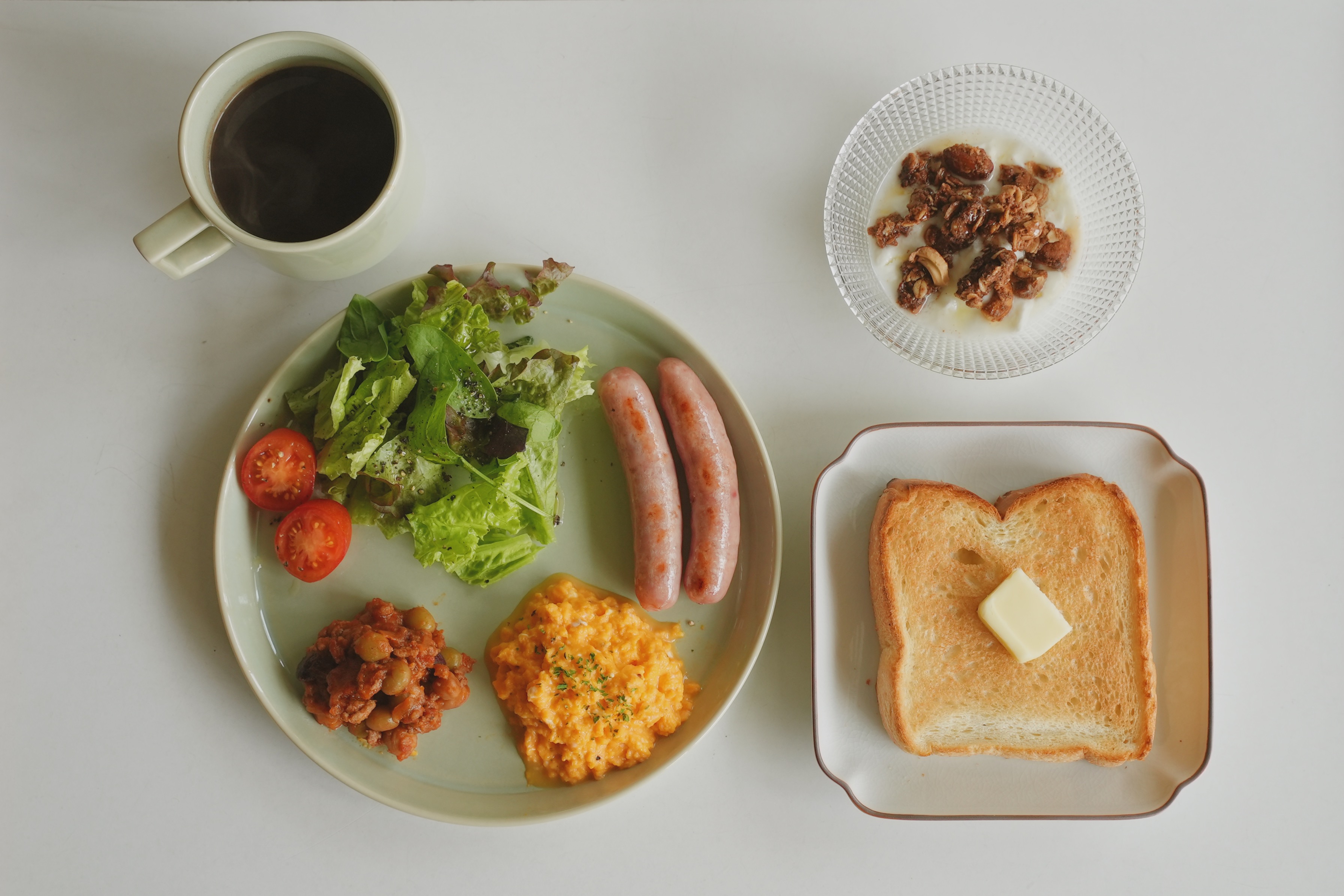 【朝食】モーニングプレート。宮崎県産ポークのソーセージや卵を使用しています。