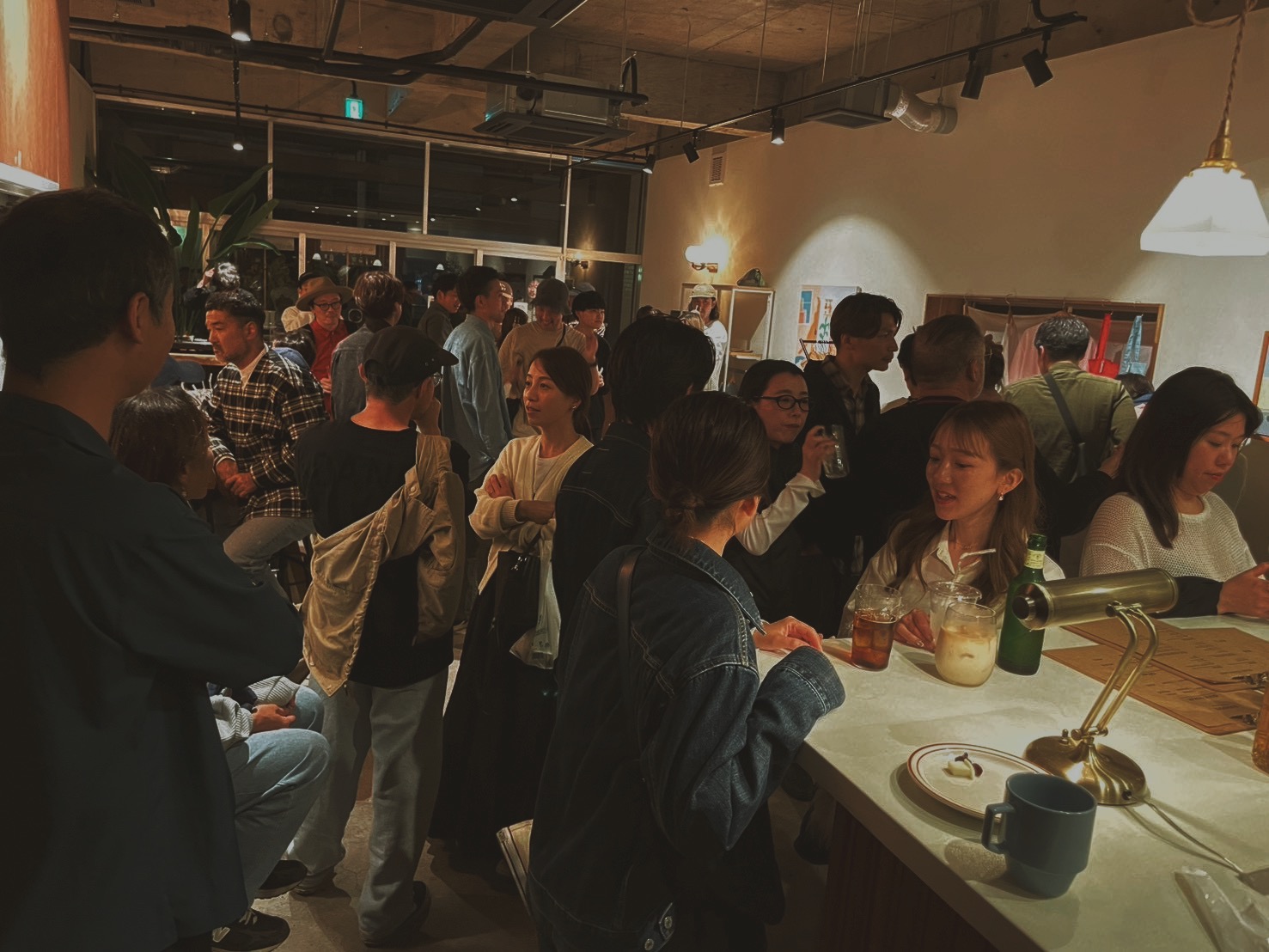 【カフェ・バーラウンジ】地元の方にも旅人にも、国籍・年齢・性別を問わずひらかれた場。