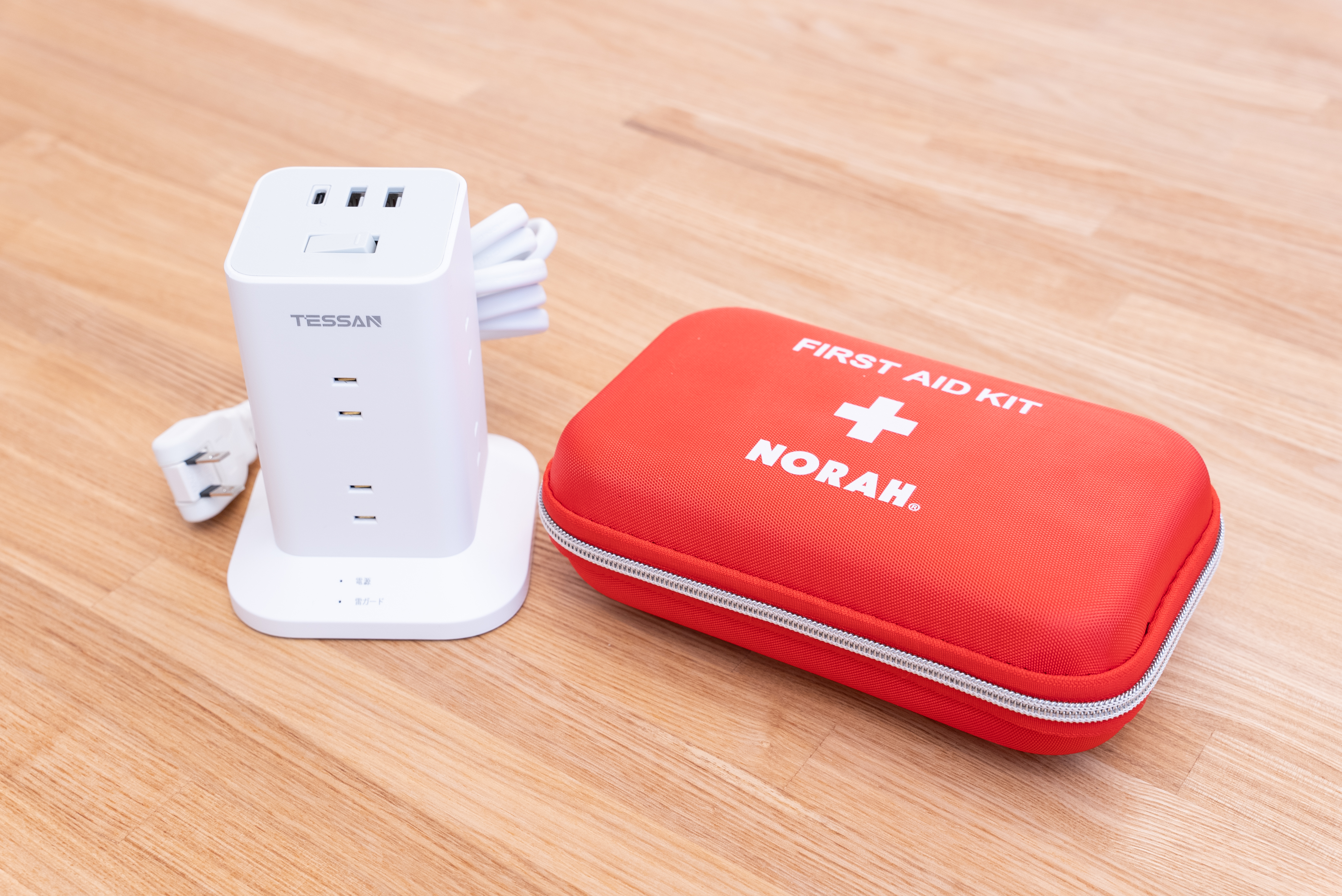 救急キット、電源アダプタ