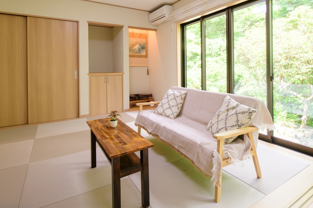 【4泊以上プラン】源泉かけ流し＆極上の眠り。平屋の温泉宿で湯治気分を満喫！ドライブで美術館巡り
