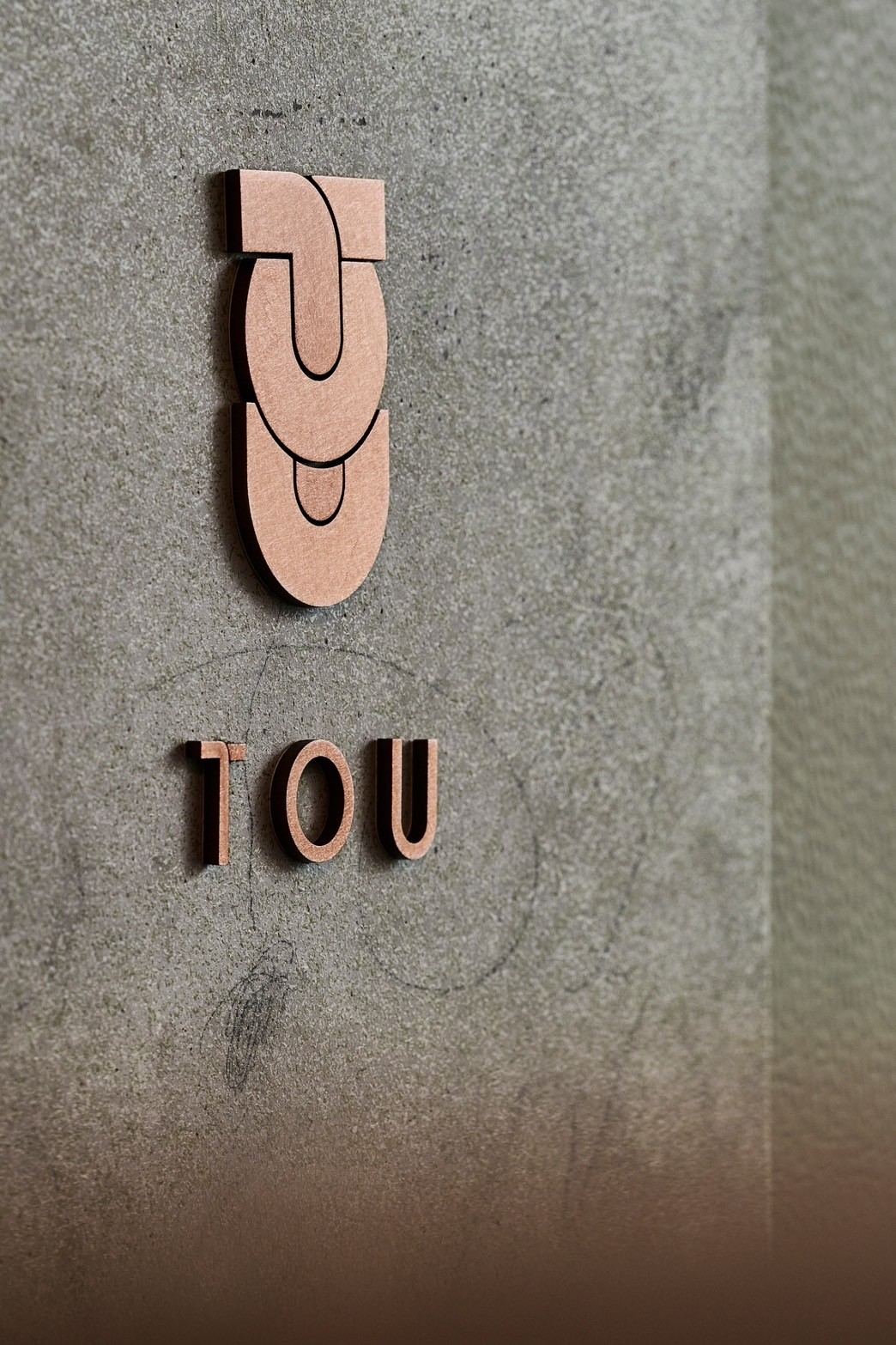 「TOU」のロゴサイン