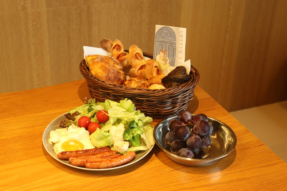 【朝食付】フランス帰りのブーランジェが焼くフランスパン朝食セット 薪2kg特典