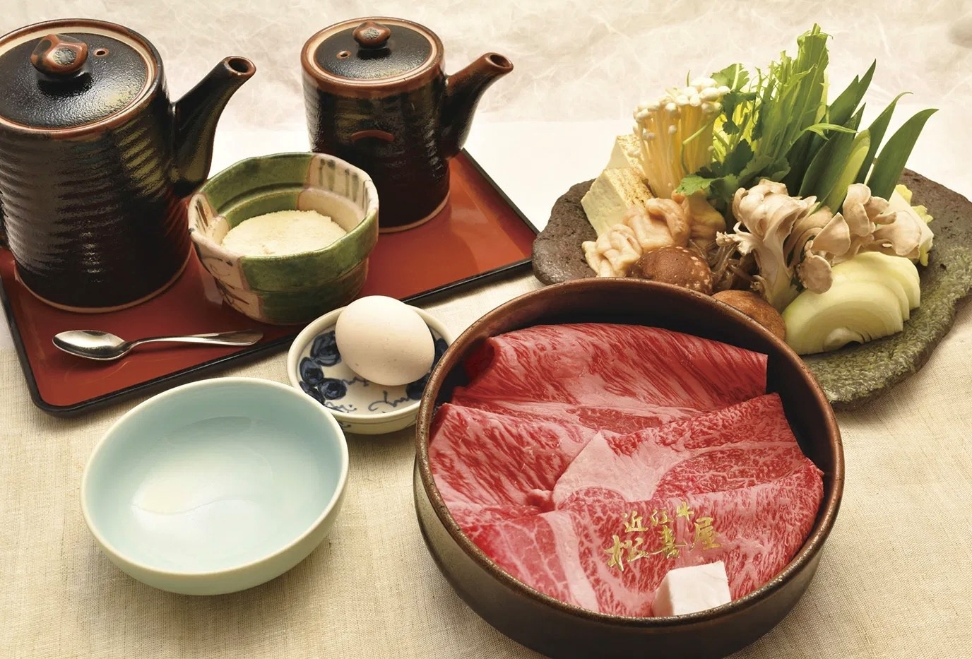 【400年の歴史×本格体験】老舗・松喜屋で味わう絶品近江牛すき焼き調理体験♪≪朝食/夕食付≫