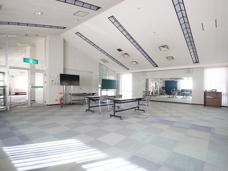 研修や会議に適した研修室。テーブル・椅子を備え、合宿やセミナーにご利用いただけます。