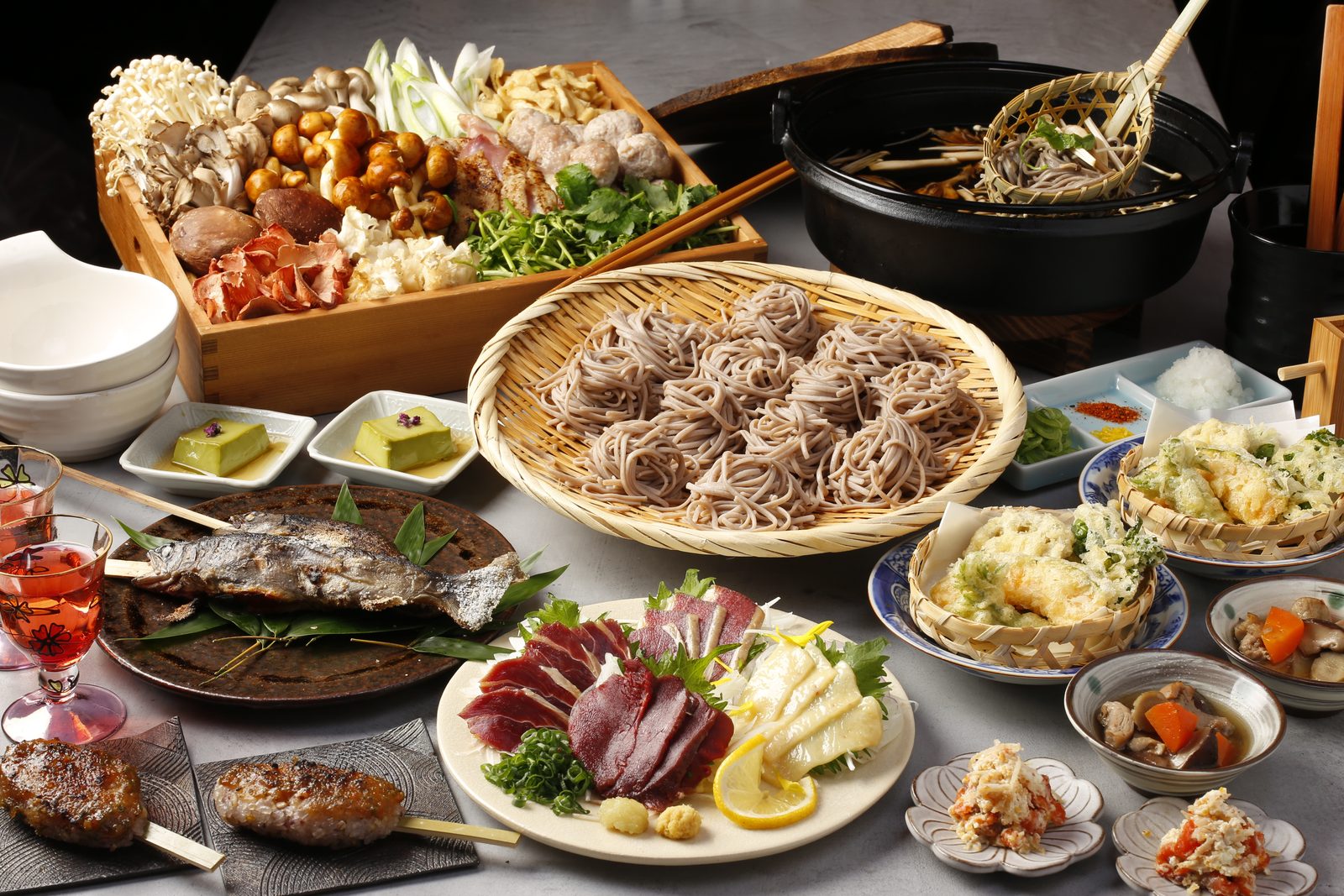 ご宴会や団体でのお食事の一例。多彩なお料理を取り揃え、大人数でのご会食にも対応いたします。※内容は一例です。