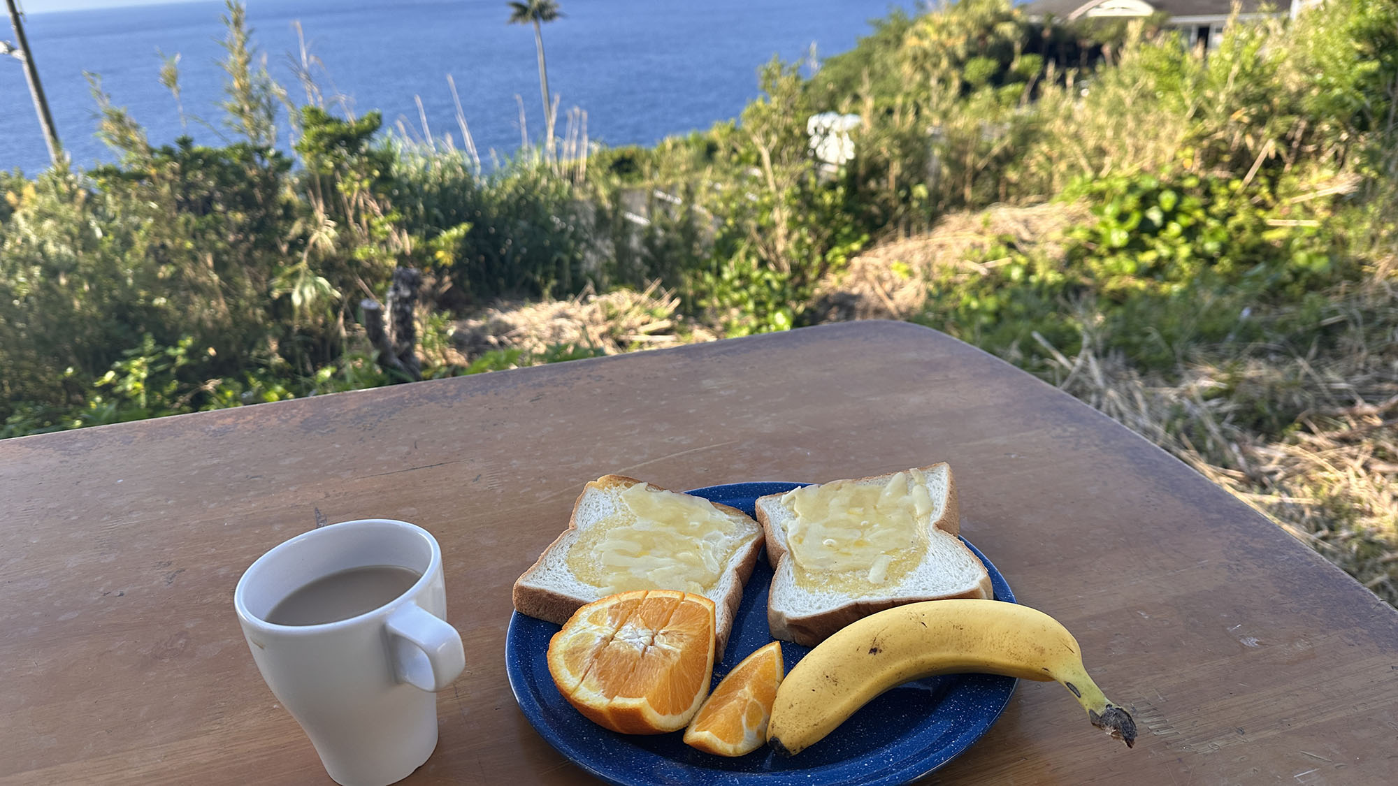 ・【テラス】心地よい潮風を浴びながら朝食をいただく至福の時間
