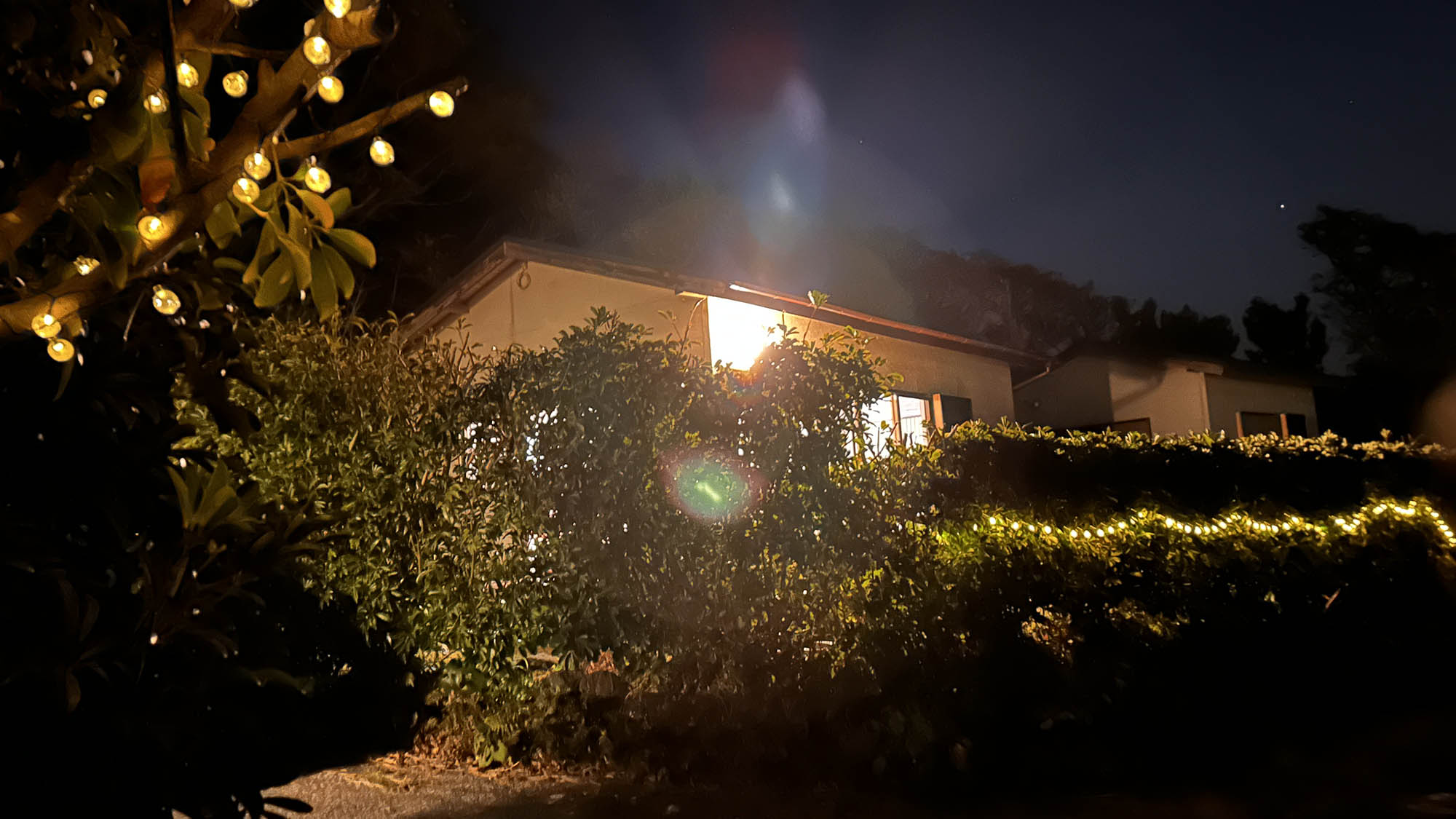 ・【外観】夜は優しい灯りに和みます。外に出て星空観察もおすすめです