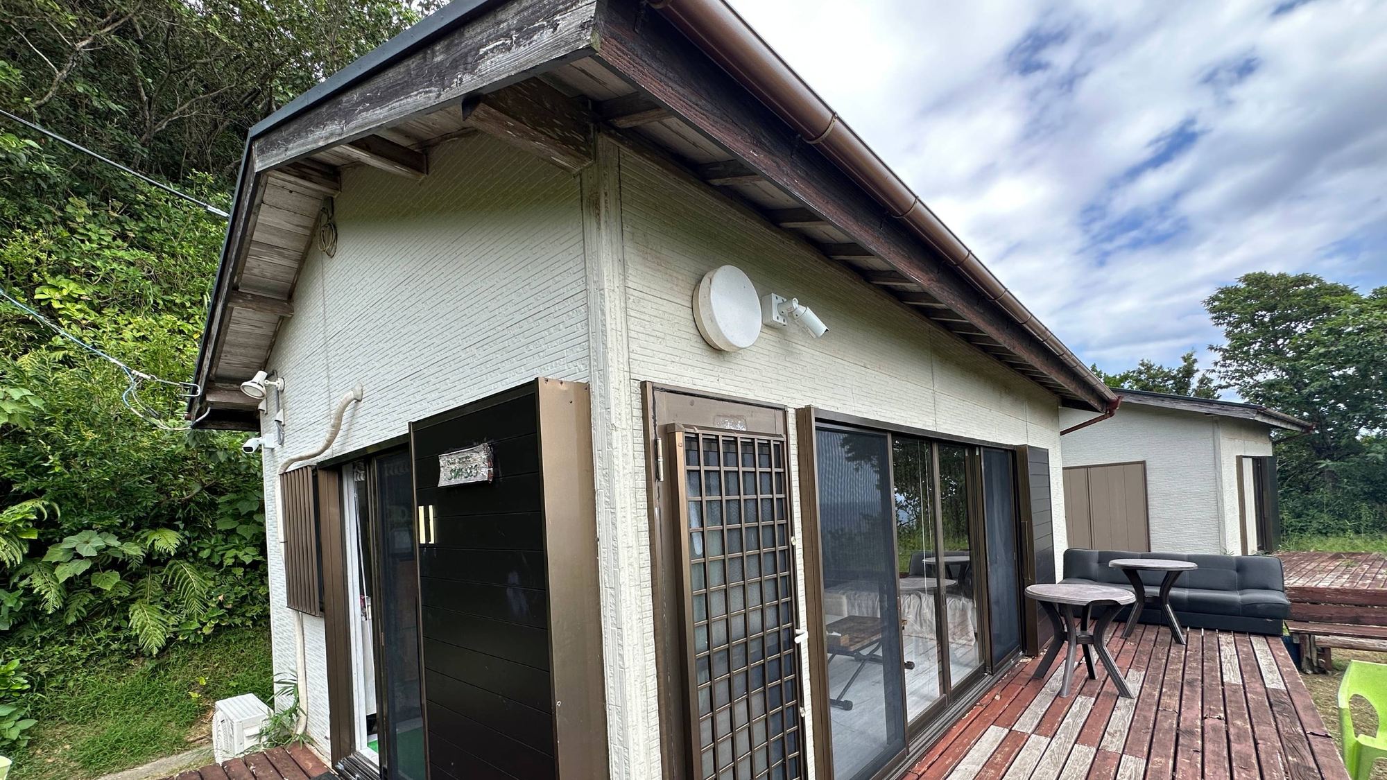 ・【月：外観】1ルームの可愛らしい小さな宿です。日々の喧騒から離れてのんびりと過ごしてみませんか