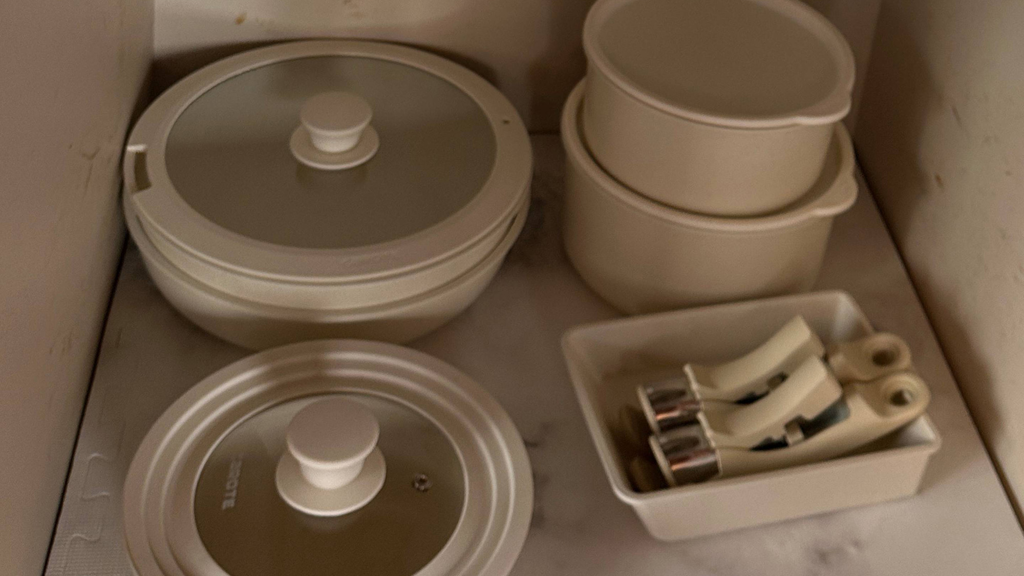 ・【調理器具】各種調理器具を完備。煮込み料理など料理の幅が広がります