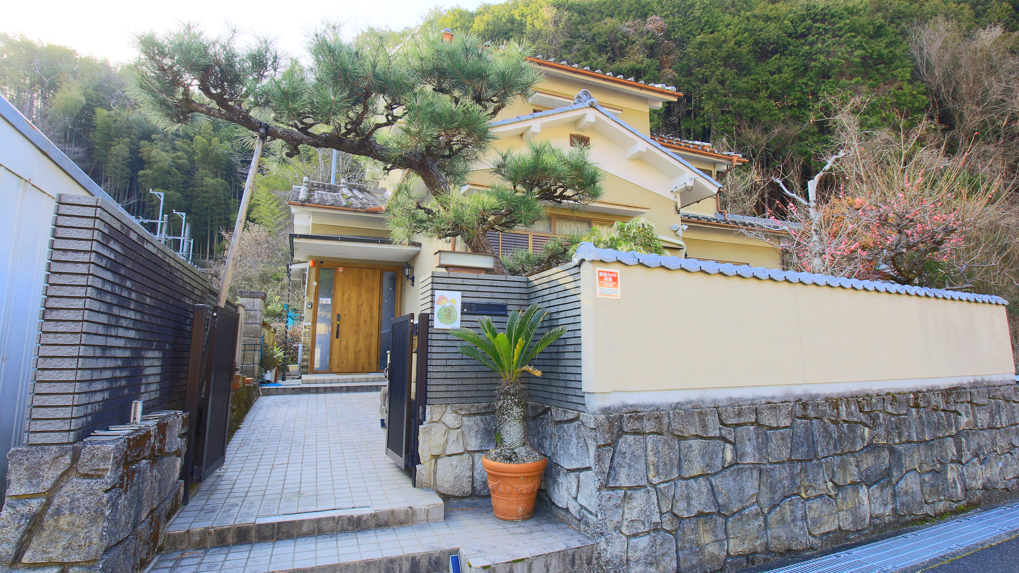 【外観】宝塔寺姉妹店の「蓮」は駅から徒歩2分と便利♪