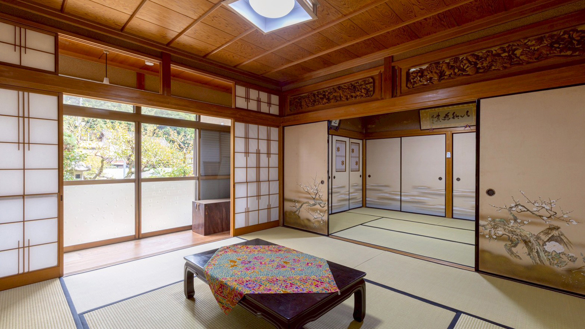 【1階和室】中庭を眺めながらお寛ぎいただけます