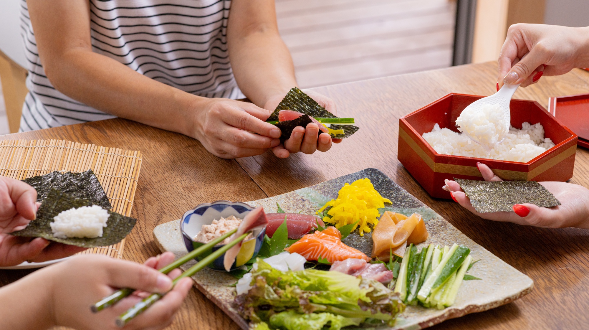 お食事シーン_手巻き寿司