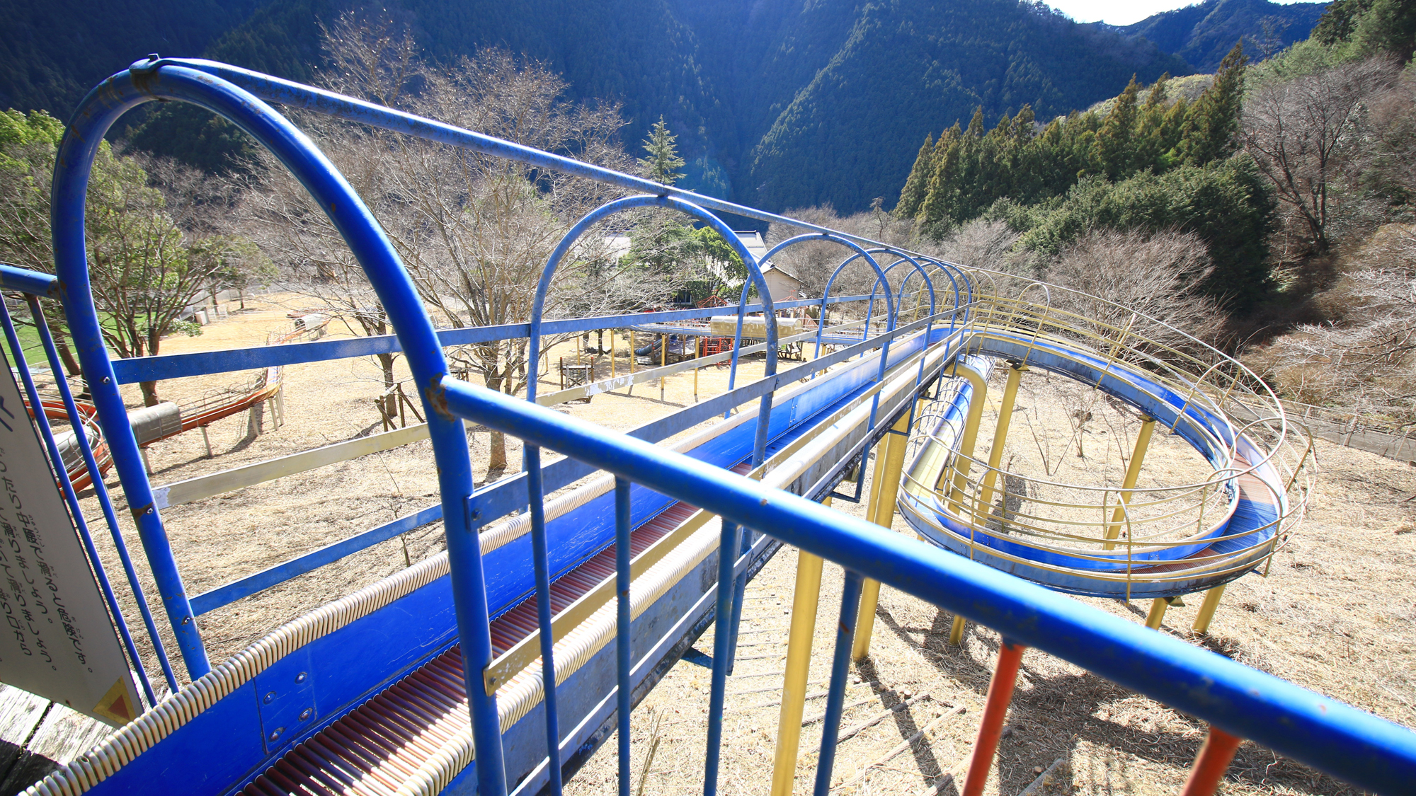 【ふれあいパーク公園】 全長130メートルのローラー滑り台を2基設置