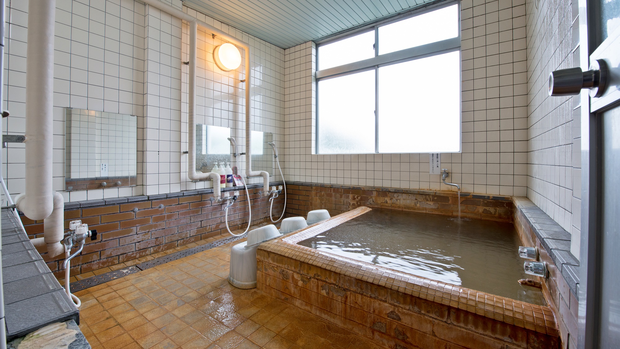 *いずみ荘・宿泊者用内湯/炭酸水素塩泉を利用した、源泉かけ流しの宿泊者様限定内湯です。