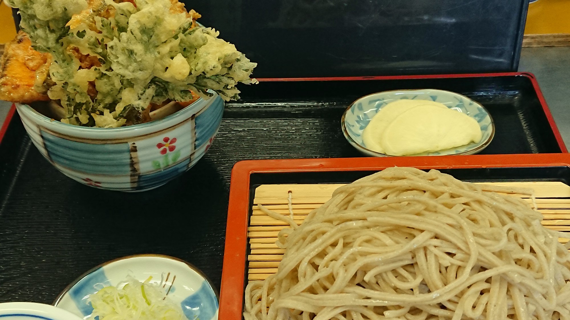 *提携の「そば処いずみ」/自慢の手打ちそばをご賞味ください。