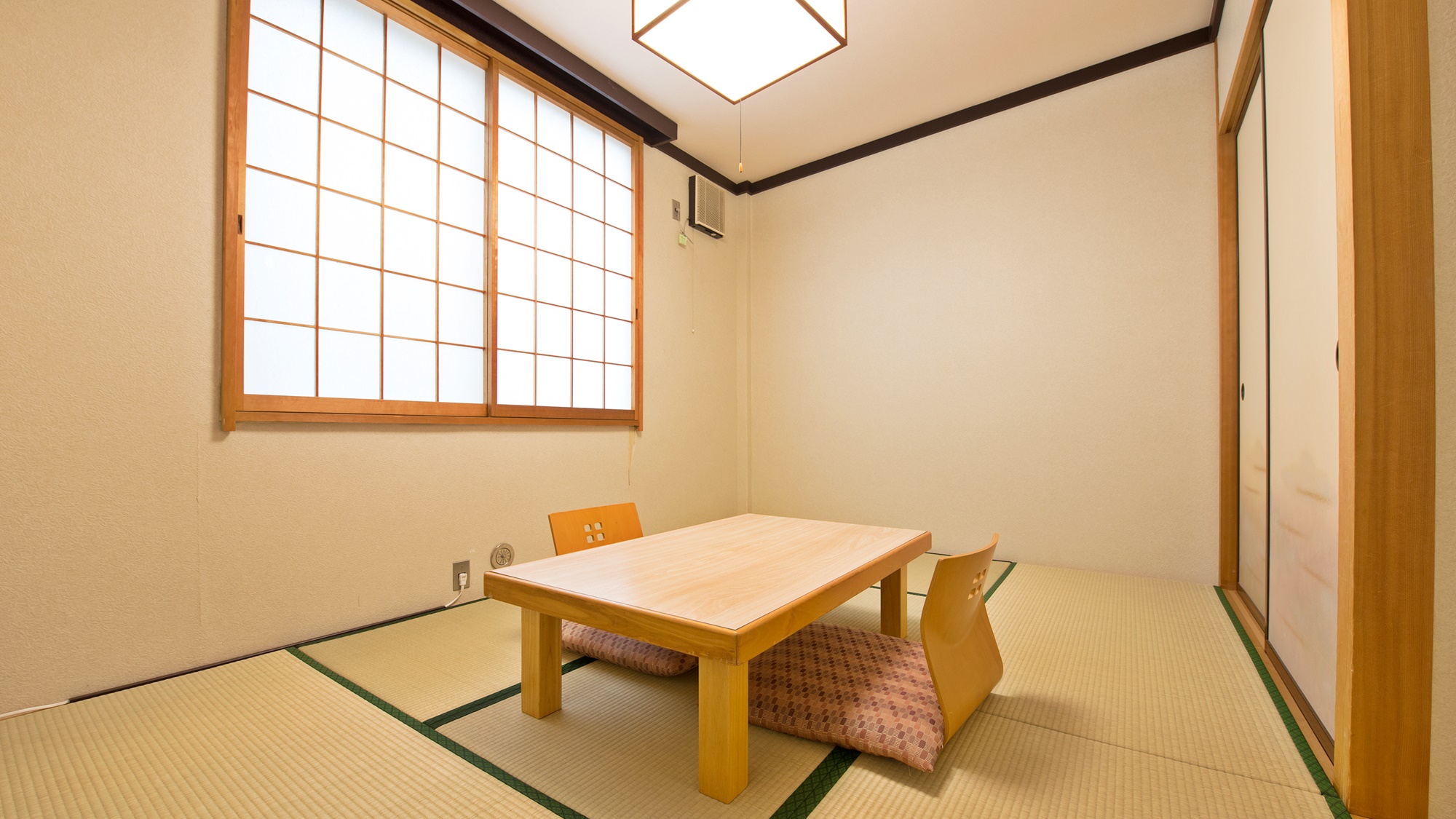 *いずみ荘・和室/シンプルな和室でお寛ぎください。