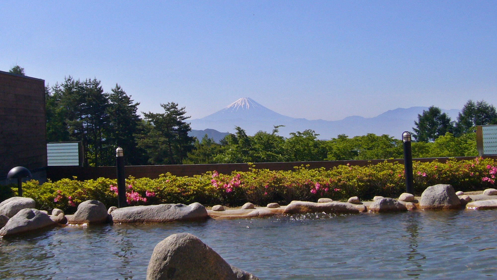 *パノラマの湯/ツツジが咲き乱れる春先、陽気を楽しみながら春景色を堪能しましょう。