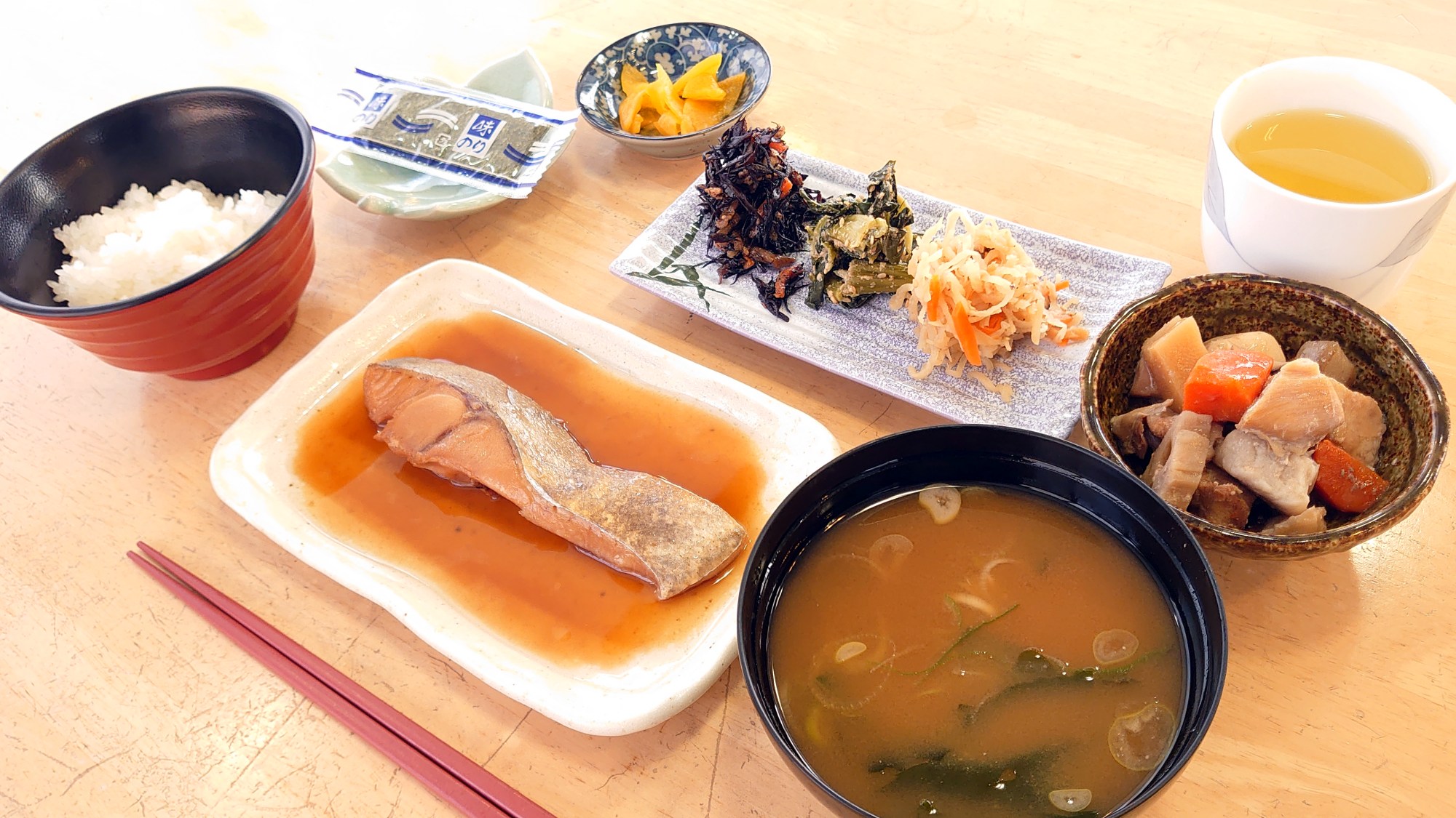 *朝食一例/お魚をメインに副菜を数点をご用意した健康的な和朝食。（メニューは一例です）