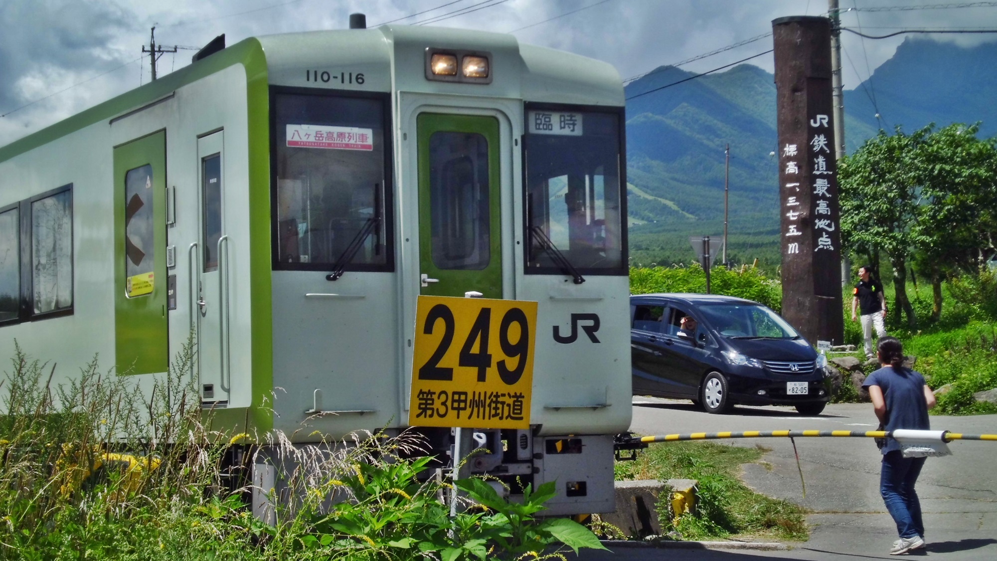 *小海線のうち9駅がJR駅標高のTOP10入りする高標高鉄道。山に囲まれた風景をお楽しみください。