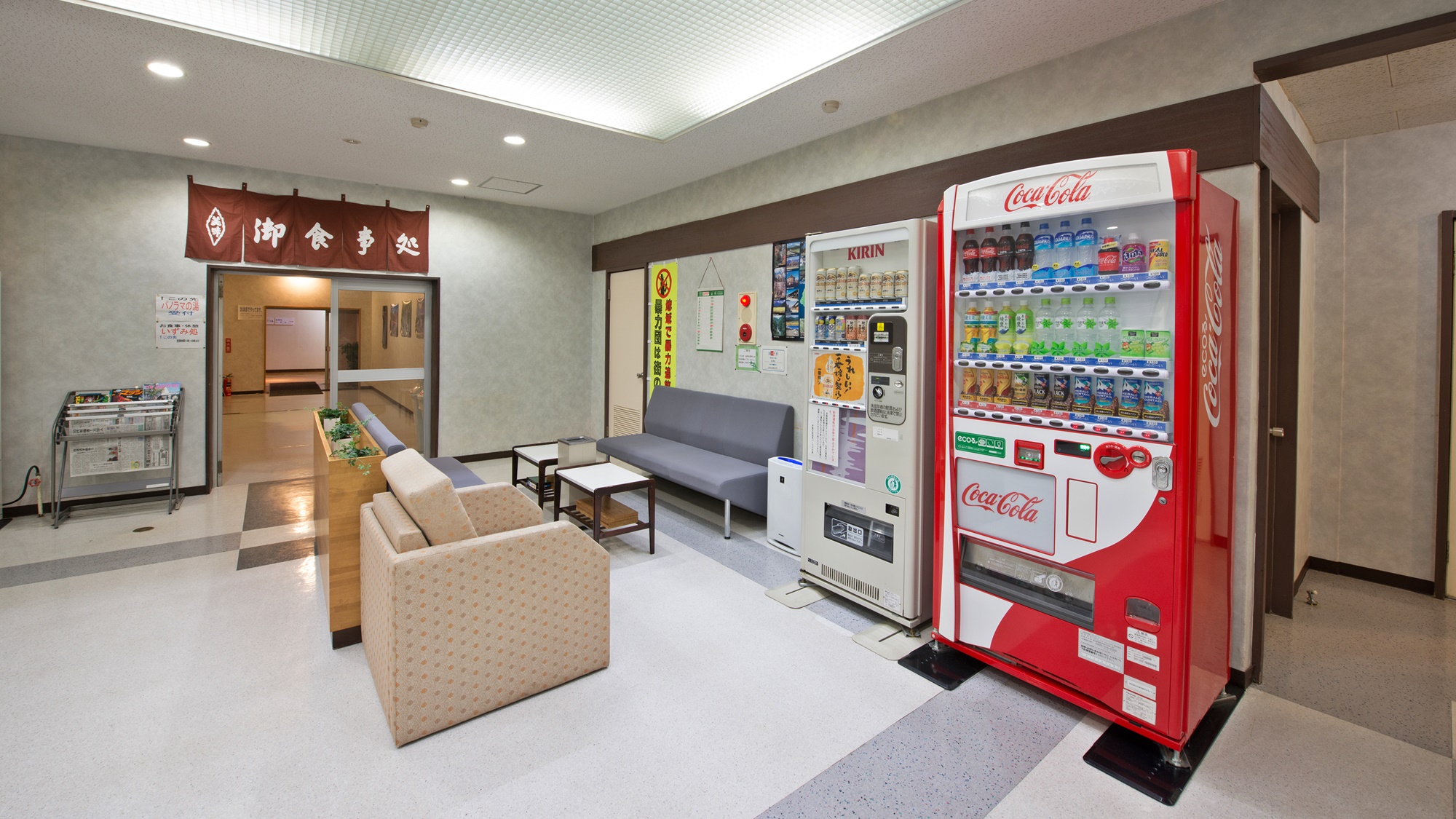 *いずみ荘・ロビー/お酒などの自動販売機も取り揃えております。