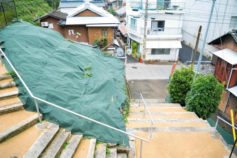 階段を下りて１分でこんぴらさん参道です