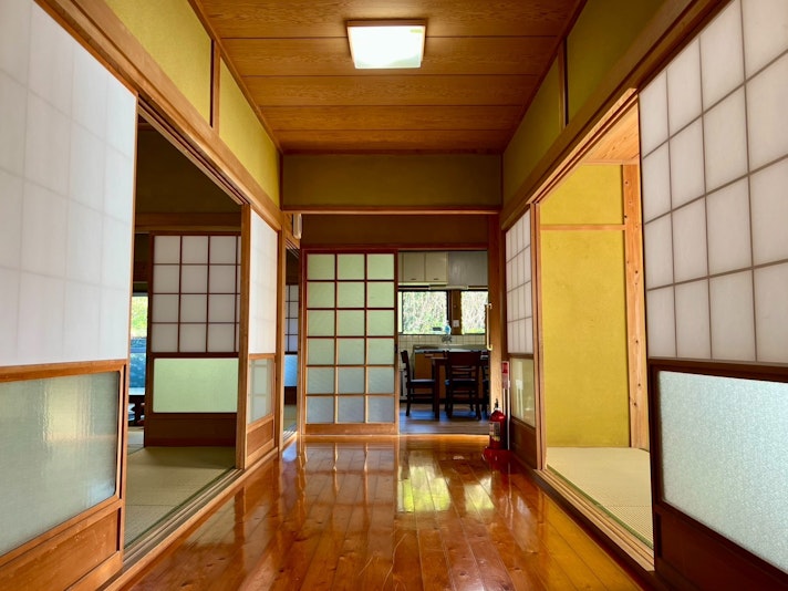 玄関から見た内部