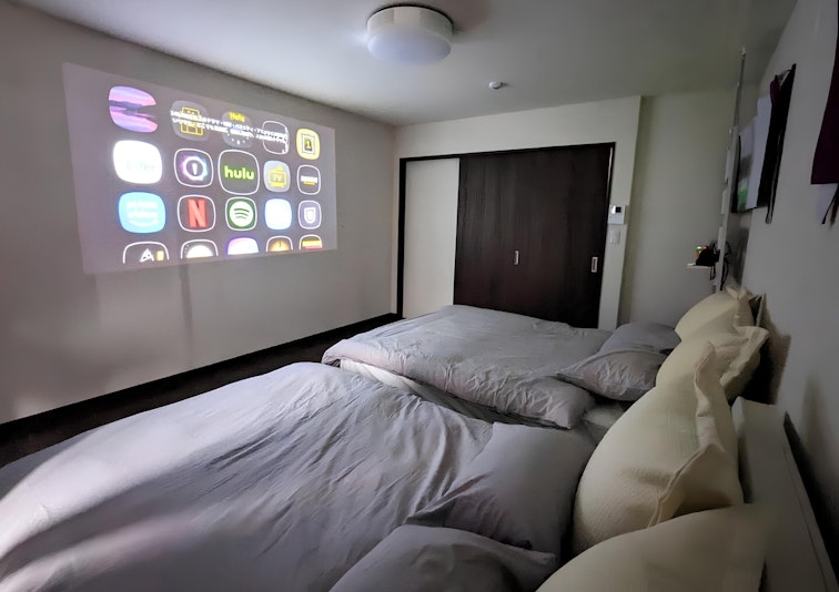 プロジェクターでは任天堂スイッチ（無料貸出）を楽しんだり、配信サービスを投写することもできます...