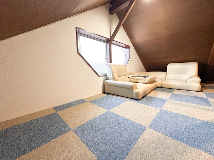 屋根裏のソファでくつろぎながらゆったりお話