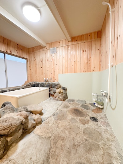 昔の岩風呂の雰囲気を残したお風呂
