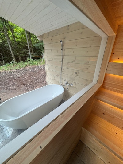 大きな窓からの眺めをお楽しみください