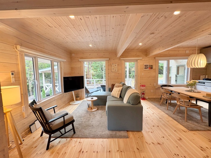 窓越しに野生のシカのお散歩も&hellip;