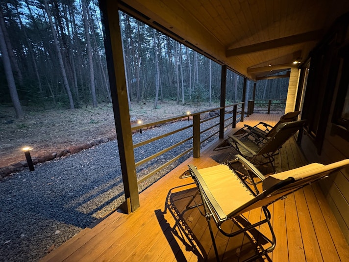 サウナ後は広々としたウッドデッキでおくつろぎくださいで