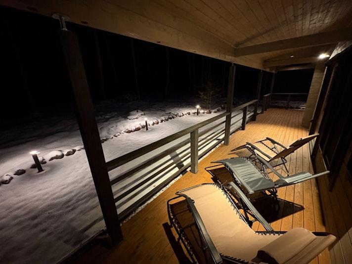 冬の夜はライトアップされた雪景色を眺めて