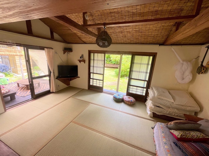 窓を開けると柔らかい風が吹き抜けます