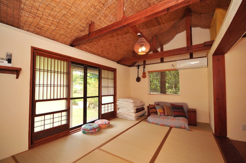 ２名様以上の場合、ソファーを撤去し広々空間になります。