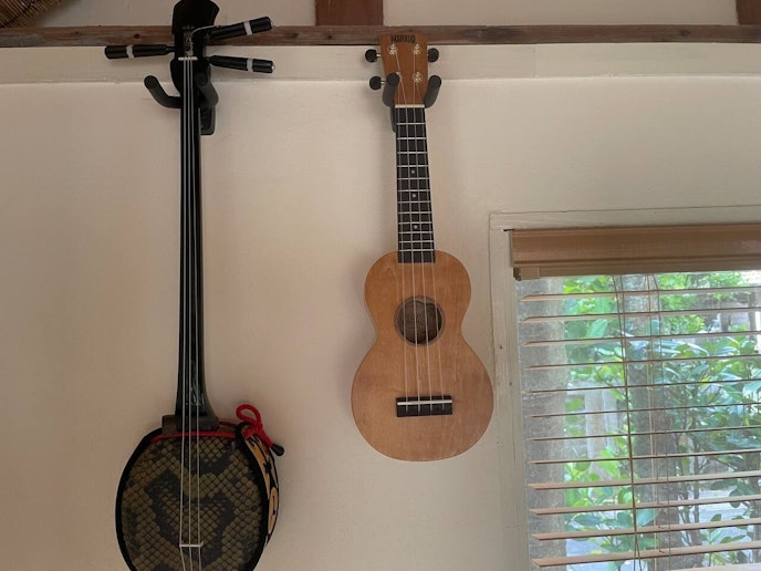三線、ウクレレは自由にご利用ください♪２１時以降はご遠慮ください