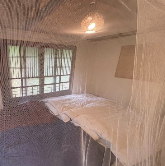 布団を敷いて蚊帳の中で眠れます